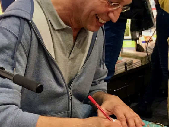 Tom Diesbrock liest aus seinem Buch "Von Hunden und Menschen und der Suche nach dem Glück"