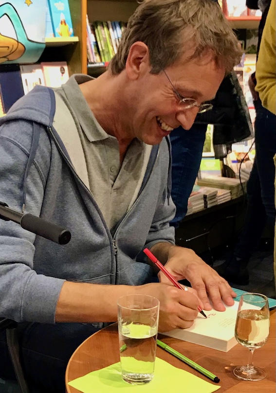Tom Diesbrock liest aus seinem Buch "Von Hunden und Menschen und der Suche nach dem Glück"