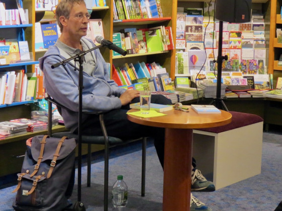 Tom Diesbrock liest aus seinem Buch "Von Hunden und Menschen und der Suche nach dem Glück"