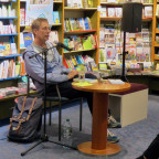 Tom Diesbrock liest aus seinem Buch "Von Hunden und Menschen und der Suche nach dem Glück"